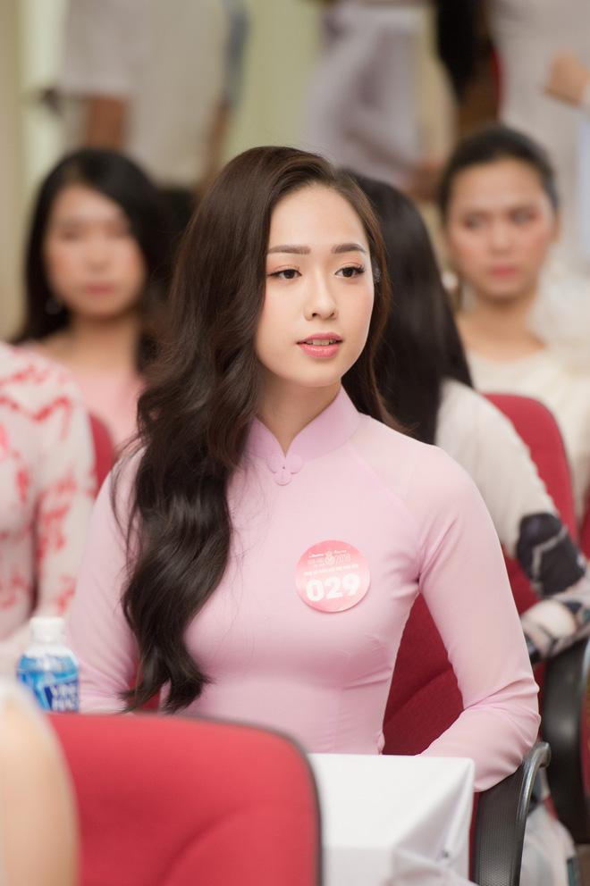 co gai tang hoa tong thong trump bat ngo thi hoa hau viet nam noi bat nhat dan thi sinh