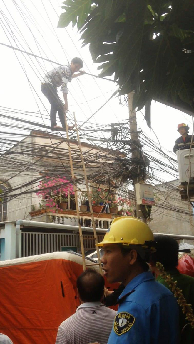 giai cuu nam thanh nien nghi ngao da leo len cot dien la het o sai gon