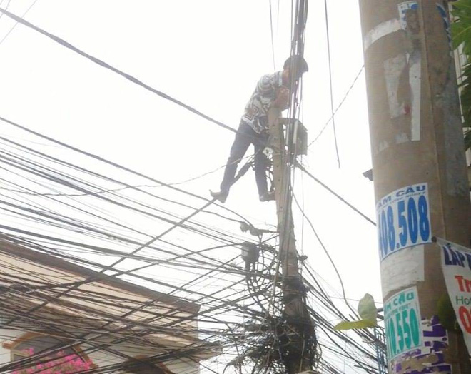 giai cuu nam thanh nien nghi ngao da leo len cot dien la het o sai gon