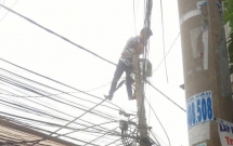 giai cuu nam thanh nien nghi ngao da leo len cot dien la het o sai gon