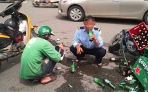 hanh dong kho hieu cua nguoi dan ong canh chiec xe may vua gap tai nan