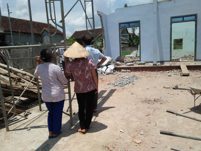 nghe an tuong bat ngo de sap khien 2 nguoi tu vong khi dang phu giup hang xom do nha