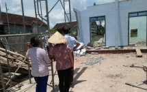 nghe an tuong bat ngo de sap khien 2 nguoi tu vong khi dang phu giup hang xom do nha