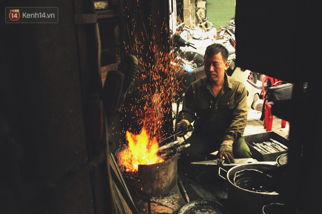 chuyen nguoi tho cuoi cung o pho lo ren van muot mo hoi quai bua do lua giua nang nong 40 do cua ha noi