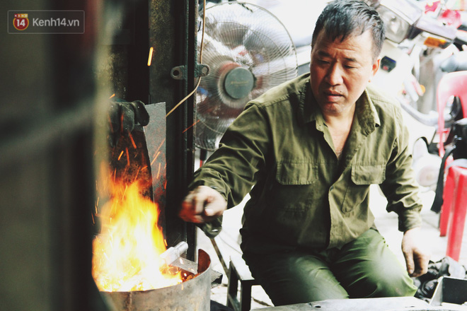 chuyen nguoi tho cuoi cung o pho lo ren van muot mo hoi quai bua do lua giua nang nong 40 do cua ha noi