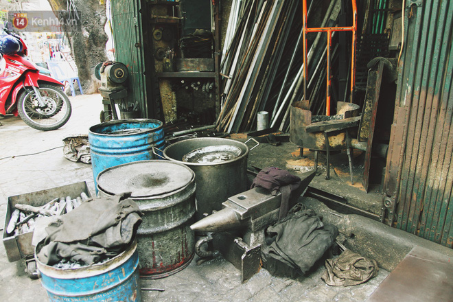 chuyen nguoi tho cuoi cung o pho lo ren van muot mo hoi quai bua do lua giua nang nong 40 do cua ha noi