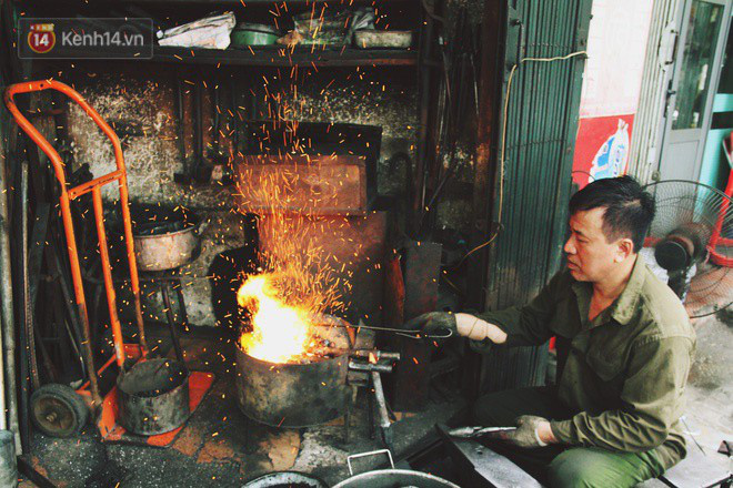chuyen nguoi tho cuoi cung o pho lo ren van muot mo hoi quai bua do lua giua nang nong 40 do cua ha noi