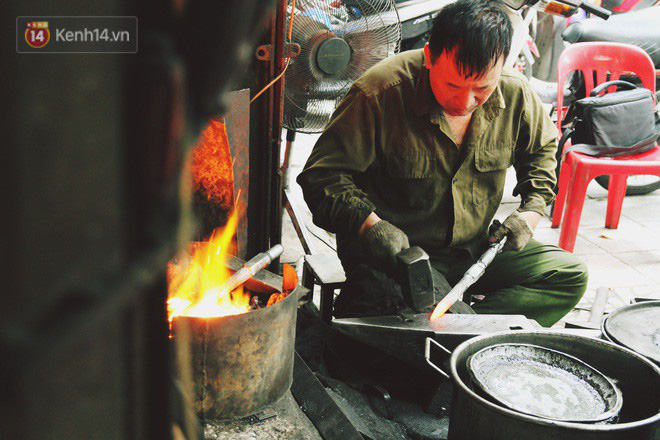 chuyen nguoi tho cuoi cung o pho lo ren van muot mo hoi quai bua do lua giua nang nong 40 do cua ha noi