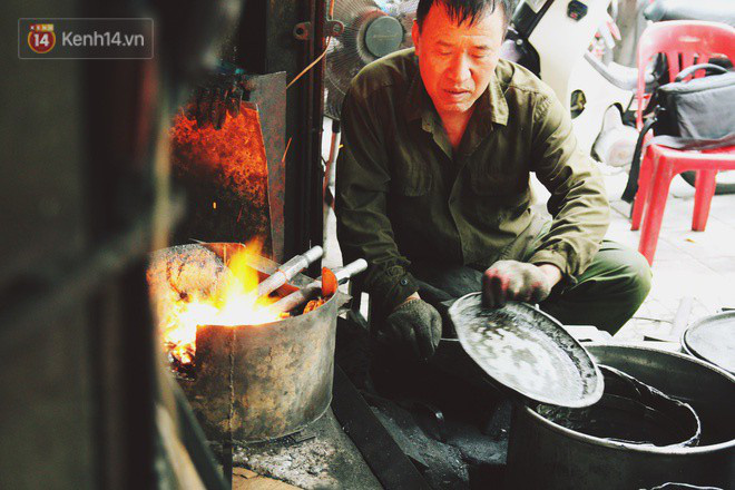 chuyen nguoi tho cuoi cung o pho lo ren van muot mo hoi quai bua do lua giua nang nong 40 do cua ha noi