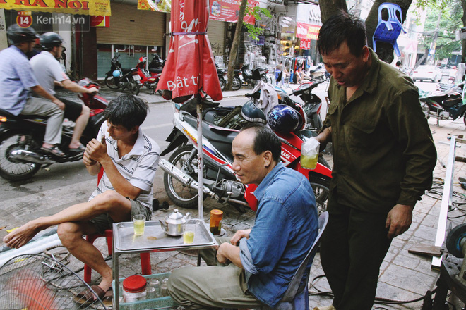 chuyen nguoi tho cuoi cung o pho lo ren van muot mo hoi quai bua do lua giua nang nong 40 do cua ha noi