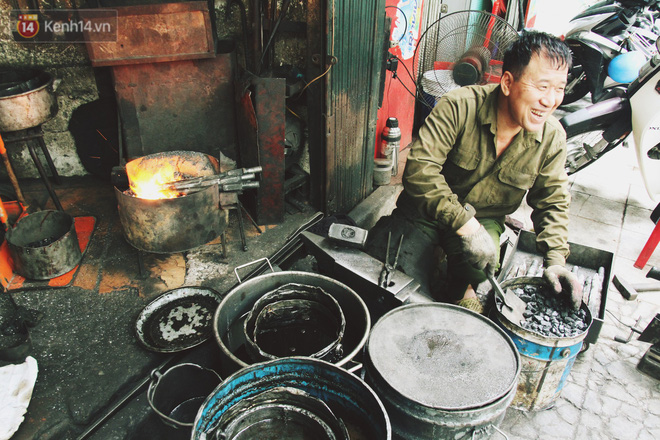 chuyen nguoi tho cuoi cung o pho lo ren van muot mo hoi quai bua do lua giua nang nong 40 do cua ha noi