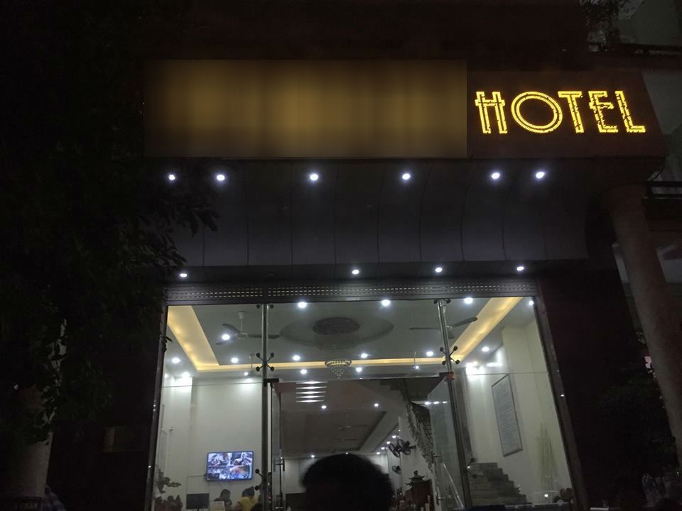 bi to duoi doan 14 nguoi gom ca tre nho di ngay trong dem vi tu y ra ngoai an chu khach san va nguoi thue giup len tieng