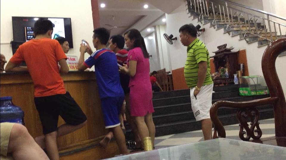 bi to duoi doan 14 nguoi gom ca tre nho di ngay trong dem vi tu y ra ngoai an chu khach san va nguoi thue giup len tieng