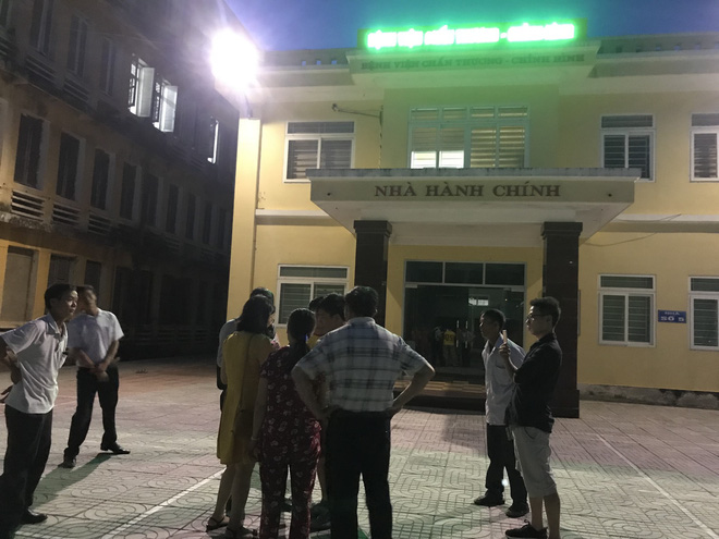 cu ba tu vong sau nhieu gio duoc dua vao phong mo nguoi nha quay benh vien vi cho rang bac si tac trach
