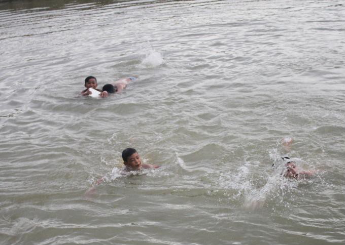nghe an ru nhau tam ao hai be trai bi duoi nuoc tu vong