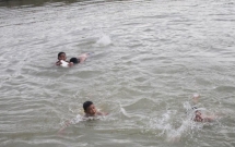 nghe an ru nhau tam ao hai be trai bi duoi nuoc tu vong