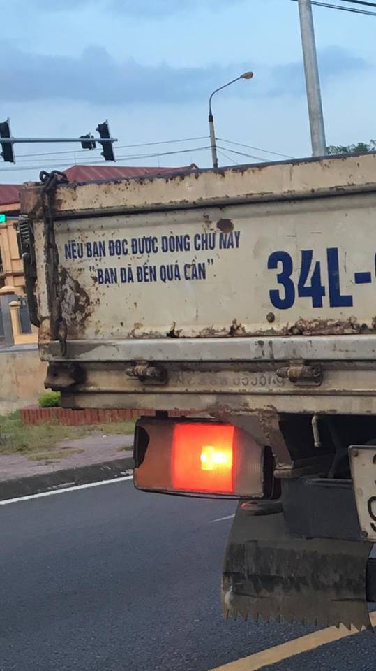 dong chu o duoi xe tai khien nhieu nguoi to mo tien gan doc thay roi lai mong tranh xa