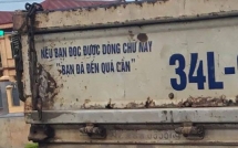 dong chu o duoi xe tai khien nhieu nguoi to mo tien gan doc thay roi lai mong tranh xa