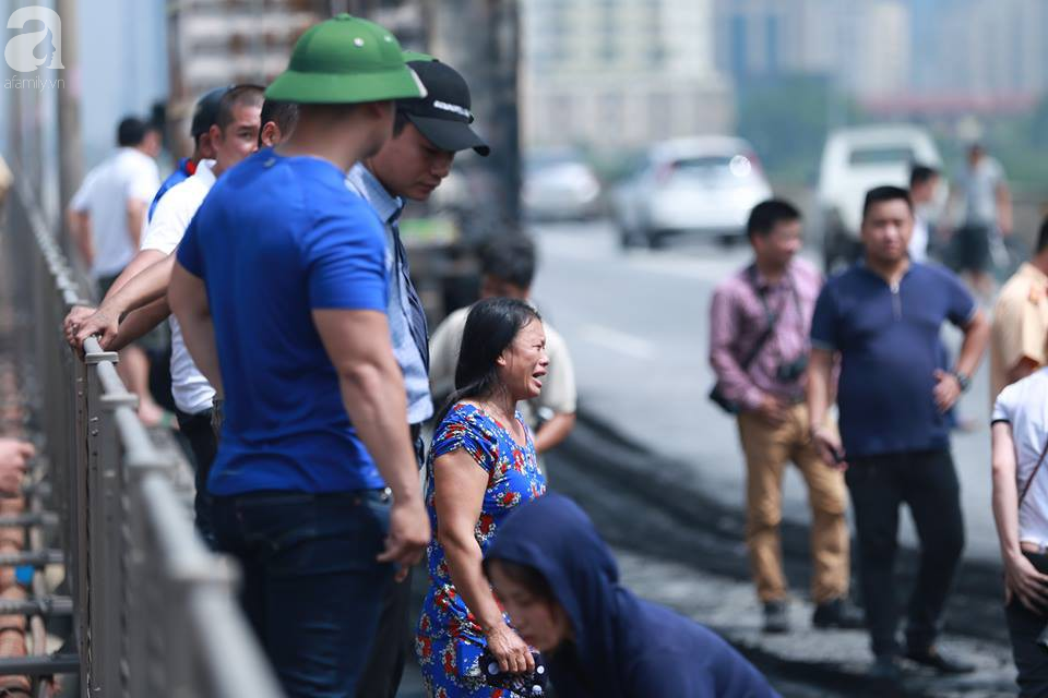 nguoi nha khoc ngat don thi the nguoi phu nu mang bau 6 thang tu vong trong vu chay xe khach o ha noi