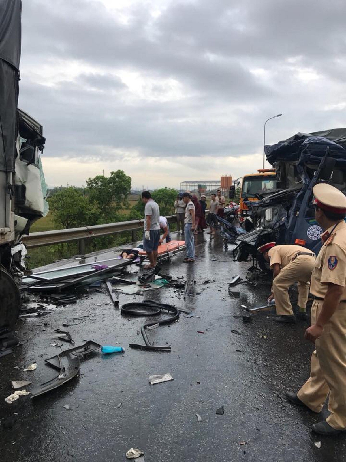 nghe an 3 o to tong nhau kinh hoang 3 nguoi thuong vong