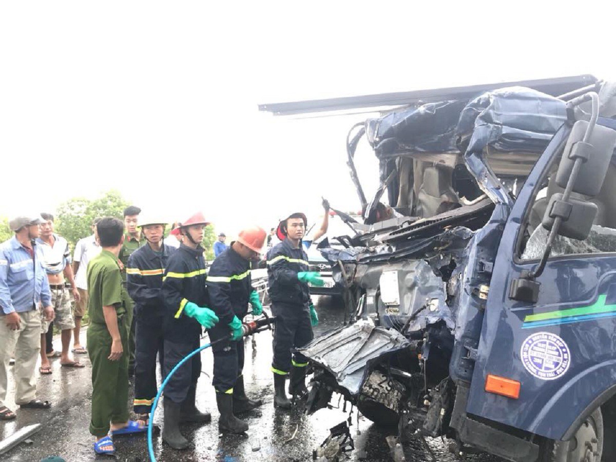 nghe an 3 o to tong nhau kinh hoang 3 nguoi thuong vong