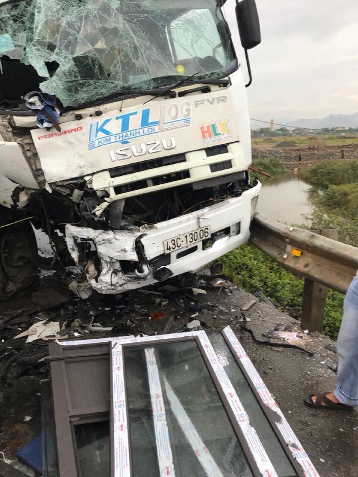 nghe an 3 o to tong nhau kinh hoang 3 nguoi thuong vong