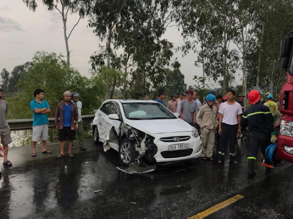 nghe an 3 o to tong nhau kinh hoang 3 nguoi thuong vong