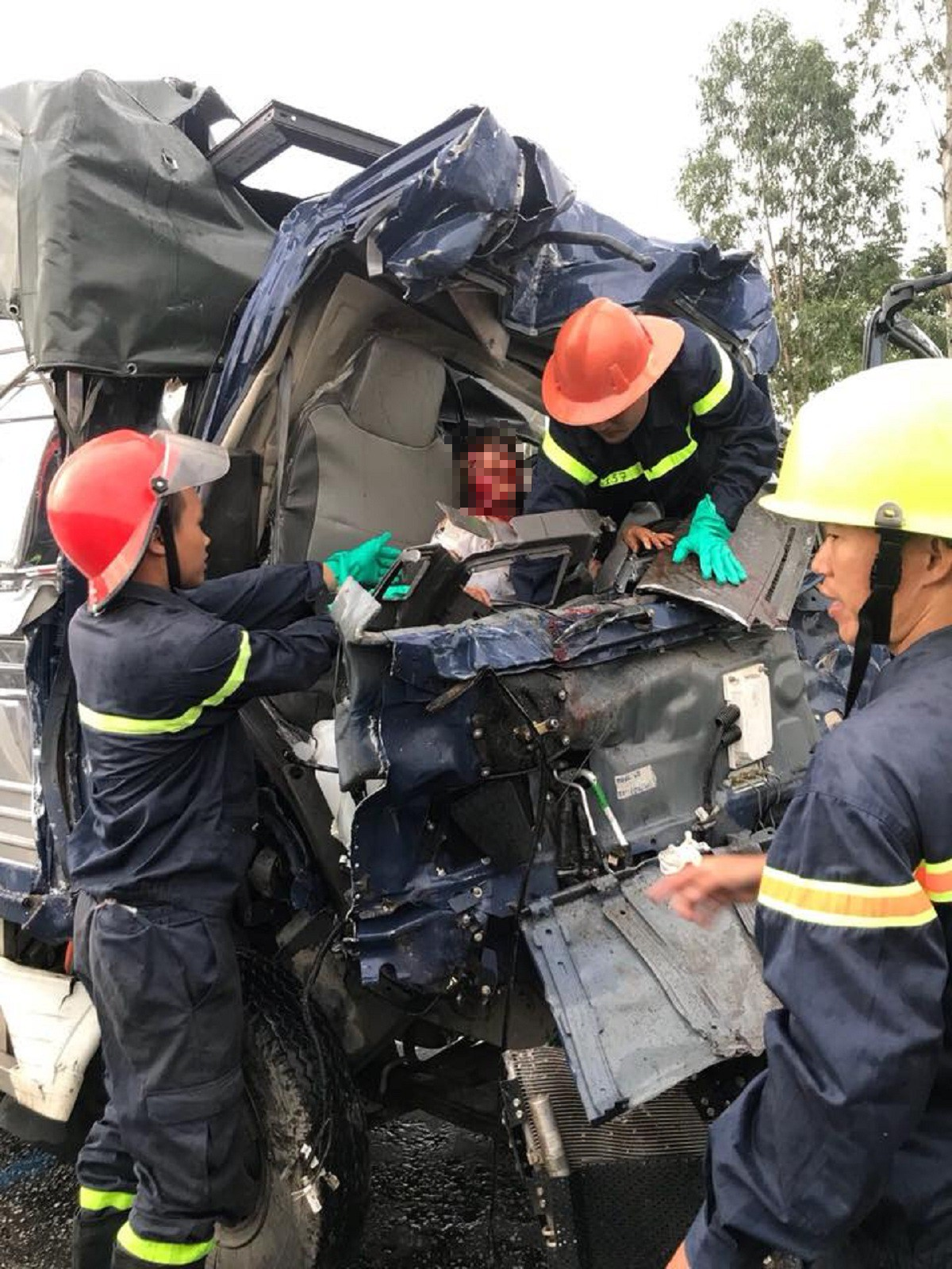 nghe an 3 o to tong nhau kinh hoang 3 nguoi thuong vong