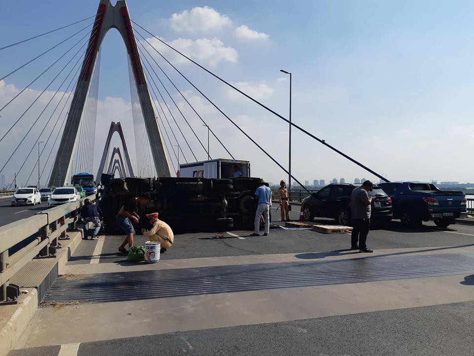 ha noi xe tai bat ngo lat nghieng chan ngang tren cau nhat tan