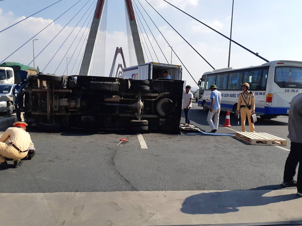 ha noi xe tai bat ngo lat nghieng chan ngang tren cau nhat tan