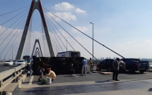 ha noi xe tai bat ngo lat nghieng chan ngang tren cau nhat tan