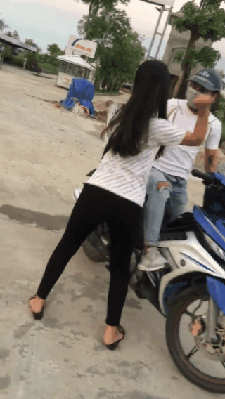 nam thanh nien bat ca 2 tay bi ban gai chui boi giua duong may khong yeu thi noi ra tra cho tao mot nam doi may