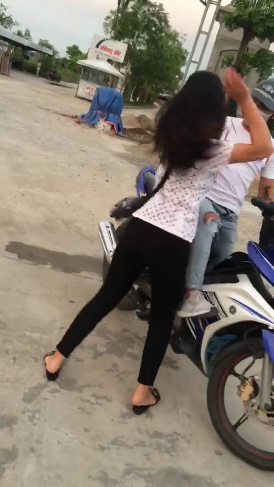 nam thanh nien bat ca 2 tay bi ban gai chui boi giua duong may khong yeu thi noi ra tra cho tao mot nam doi may