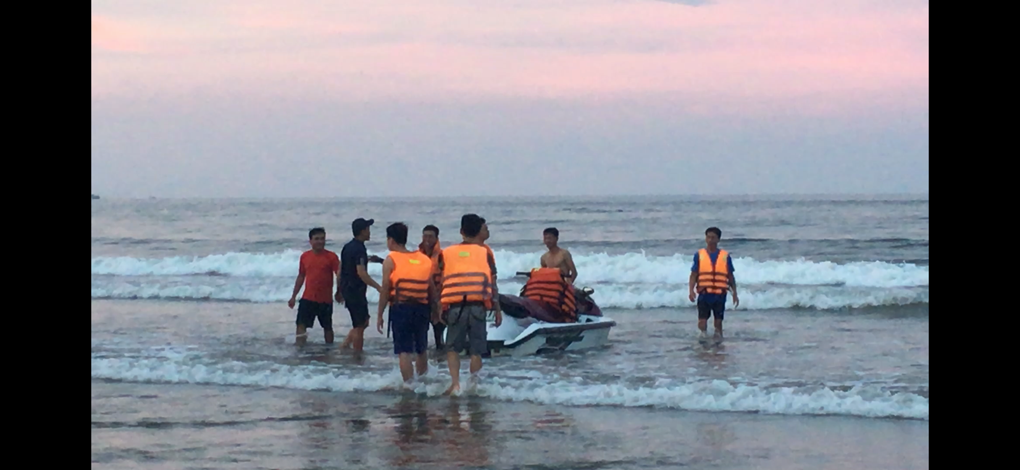 thanh hoa lat phao khi di boi bien 4 thanh nien bi song cuon xa bo