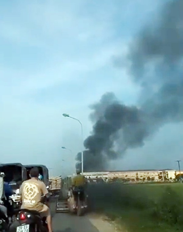 ha noi chay nha xuong rong hang tram met nhieu nguoi bo chay thoat than