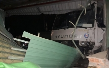 tphcm hoang so khi xe container lien tiep tong sap nha dan cuon xe may vao gam khien mot nguoi tu vong