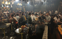 gan 200 dan choi nghi phe ma tuy thao chay tan loan o khach san sai gon khi cong an ap vao kiem tra