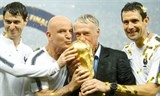 deschamps la nguoi thu ba vo dich world cup trong vai tro cau thu va hlv