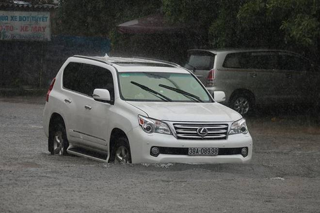 nhieu tuyen pho ha tinh chim trong bien nuoc do mua lon nhieu ngay