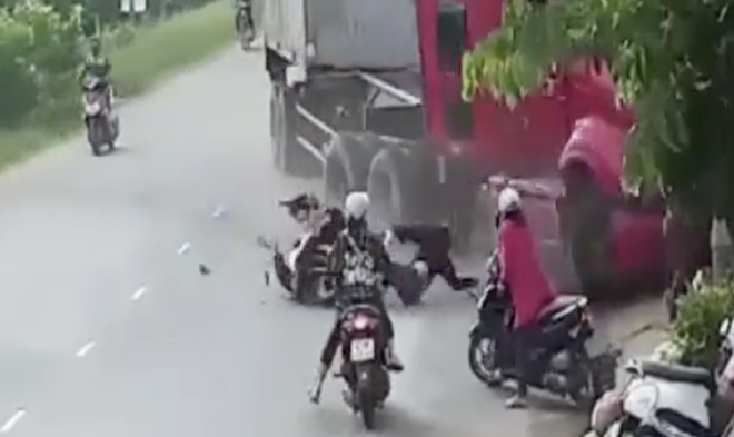 be gai 5 tuoi dang choi truoc nha bi xe container huc tu vong 4 nguoi khac bi thuong