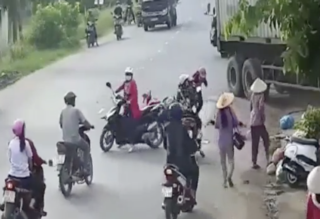 be gai 5 tuoi dang choi truoc nha bi xe container huc tu vong 4 nguoi khac bi thuong