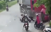 be gai 5 tuoi dang choi truoc nha bi xe container huc tu vong 4 nguoi khac bi thuong