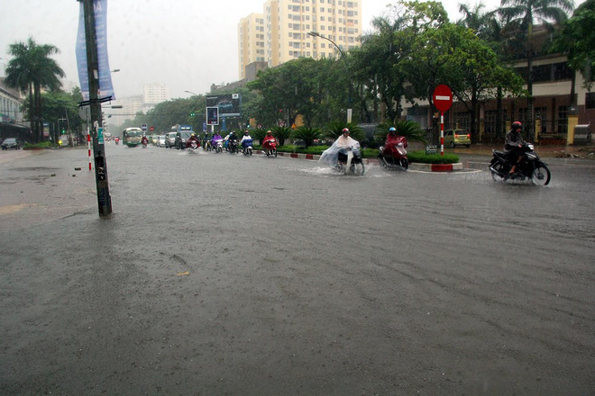 mua lon nhieu ngay nguoi dan nghe an loi nuoc di lam