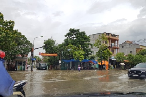 mua lon keo dai nhieu tuyen duong o tpvinh bien thanh song