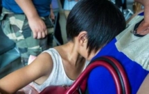 be gai 8 tuoi nghi bi 2 thieu nien hiep dam kiem diem pho truong cong an xa vi khong bao cao len tren