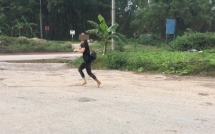 co gai hoang so chan tran lao ra giua duong sau khi bi vo nhan tinh bat qua tang