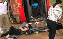 ha noi hanh khach la het khi xe khach mat lai tren cao toc bay qua dai phan cach