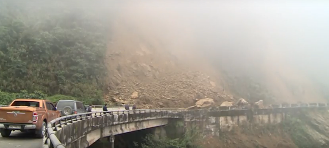 hang tram ho dan o ha tinh bi co lap duong len cua khau cau treo bi sat lo nghiem trong do anh huong bao son tinh