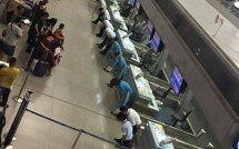 buc anh 9 nhan vien san bay cui dau xin loi hanh khach va nhung binh luan xau xi khien du luan buc xuc