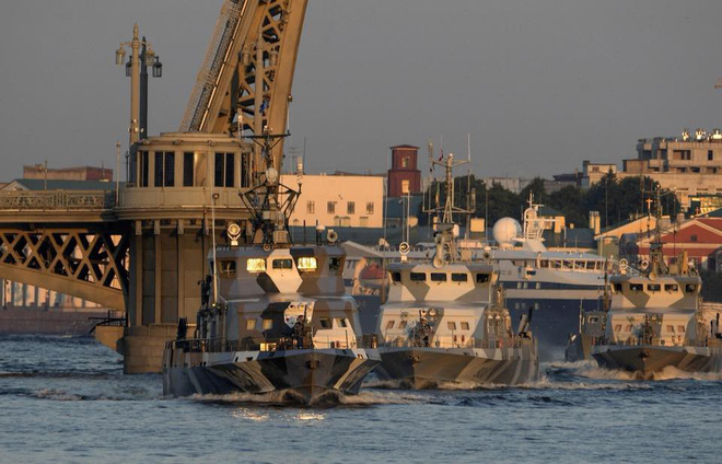 nga duyet binh hai quan nam 2018 hon 40 tau chien manh nhat co mot ngoi sao rat sang
